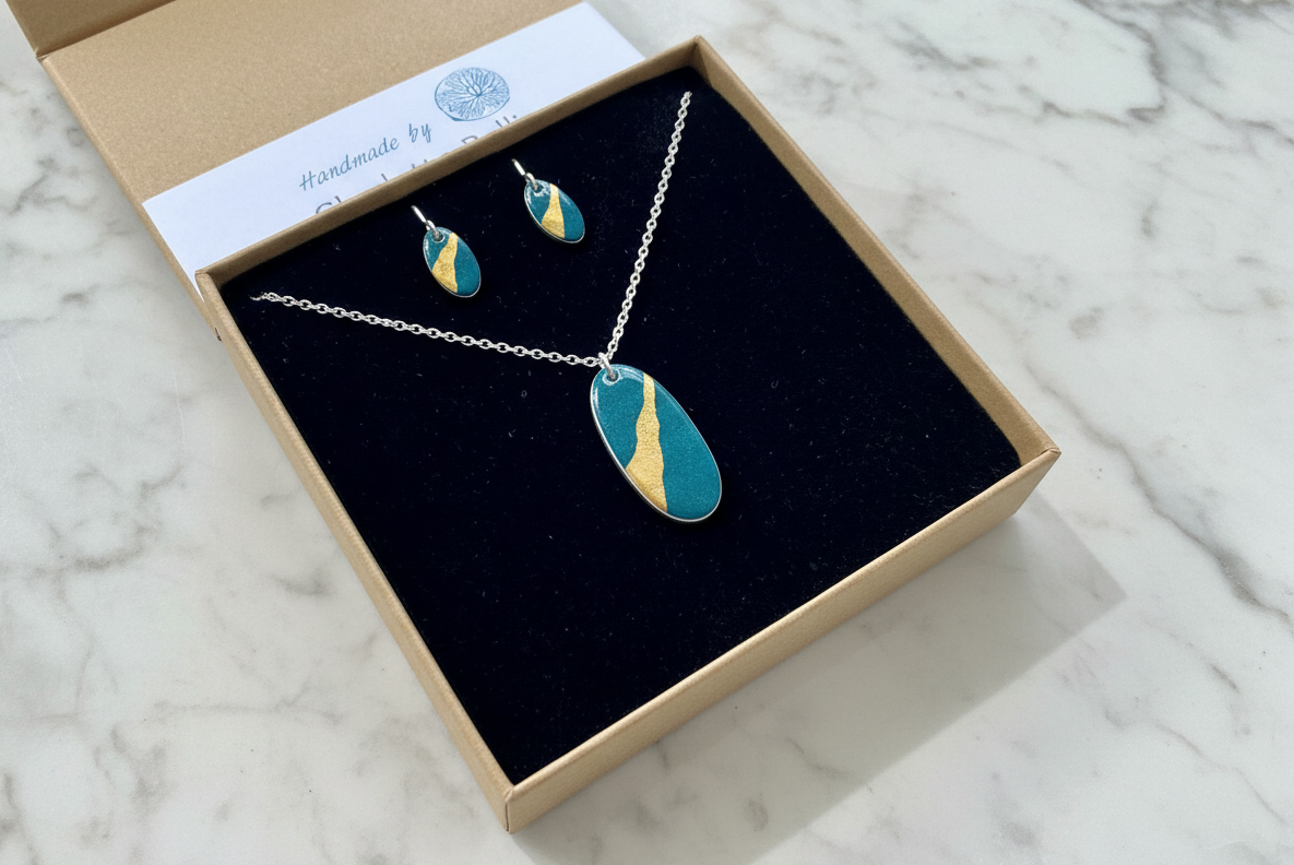 Oval Necklace with 24ct Gold Detailing